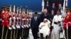 El ministro de asuntos religiosos de Indonesia, Yaqut Cholil Qoumas, da la bienvenida al papa Francisco en el aeropuerto internacional Soekarno-Hatta, en Tangerang, cerca de Yakarta, Indonesia, el 3 de septiembre de 2024. REUTERS/Guglielmo Mangiapane 