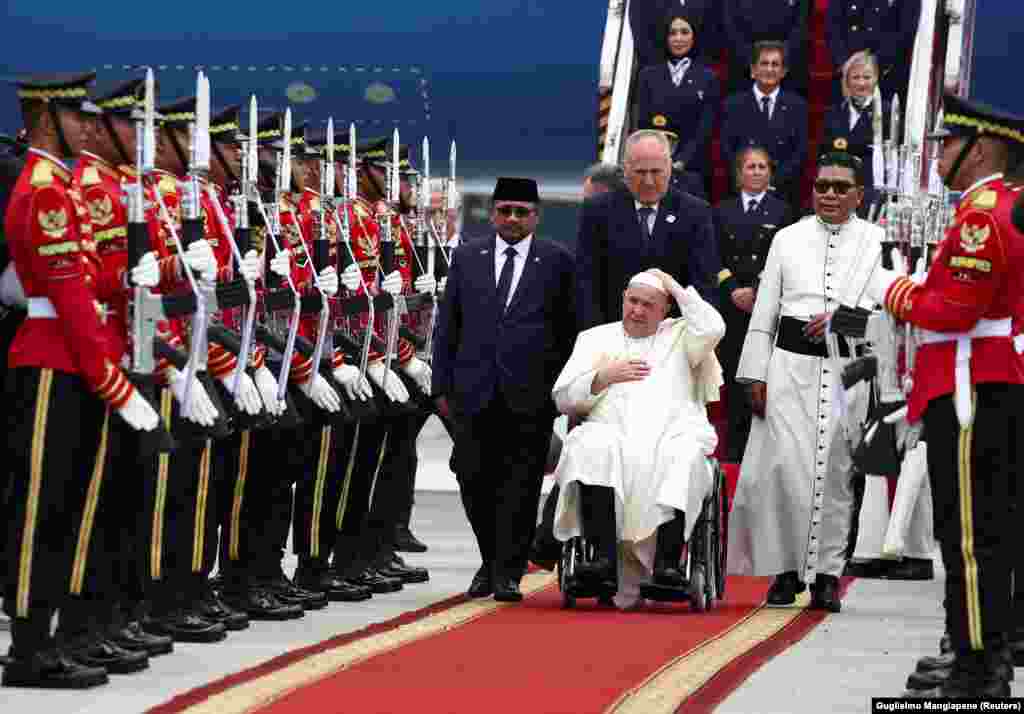 Indonesia&#39;s religious affairs minister Yaqut Cholil Qoumas welcomes Pope Francis at Soekarno-Hatta International Airport, in Tangerang near Jakarta.