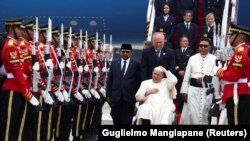 El ministro de asuntos religiosos de Indonesia, Yaqut Cholil Qoumas, da la bienvenida al papa Francisco en el aeropuerto internacional Soekarno-Hatta, en Tangerang, cerca de Yakarta, Indonesia, el 3 de septiembre de 2024. REUTERS/Guglielmo Mangiapane 