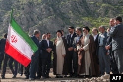 Na fotografiji koju je dostavilo Predsjedništvo Irana vidi se iranski predsjednik Ebrahim Raisi na lokaciji Giz Galasi, treće brane koju su zajedno izgradili Iran i Azerbejdžan na rijeci Aras, 19. maj 2024.