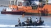 Des migrants se tiennent sur le pont de l'Aquarius dans le port de Valence, le 17 juin 2018.