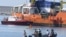 Des migrants se tiennent sur le pont de l'Aquarius alors que le navire entre dans le port de Valence, le 17 juin 2018.