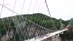 Cầu treo làm bằng kính bắt qua vực núi ở Trung Quốc