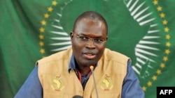 Le maire de Dakar, Khalifa Sall, parle lors d'une conférence de presse le 1mars 2011 à Dakar.