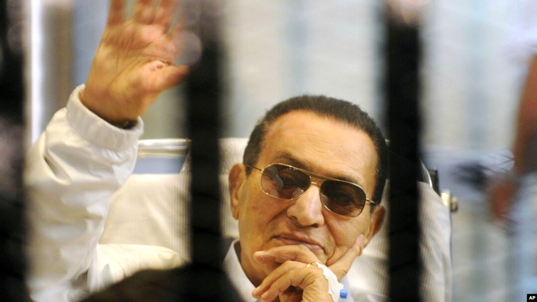 Mantan Presiden Mesir Hosni Mubarak melambaikan tangan kepada para pendukungnya saat menghadiri sidang di Kairo, Mesir (Foto: dok).