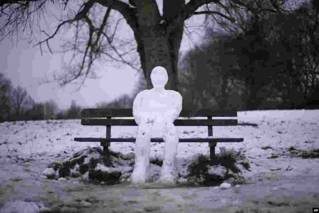 Một người tuyết được đặt tr&ecirc;n chiếc ghế d&agrave;i trong c&ocirc;ng vi&ecirc;n Hampstead Heath ở London. (AP)