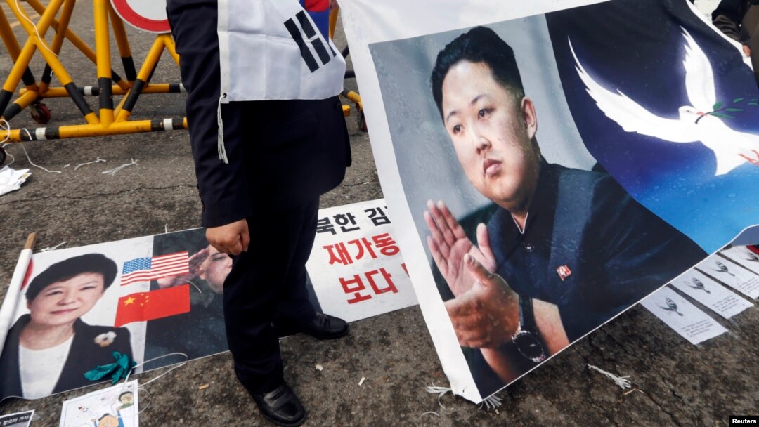 Foto Kim Jong Un dalam demonstrasi anti Korea Utara di Seoul, Korea Selatan (10/4). (Reuters/Lee Jae-won)