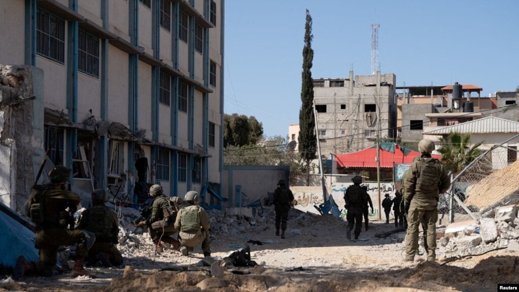 以色列军队在加沙地带据称是纳赛尔医院展开军事行动。（2024年2月18日）(photo:VOA)