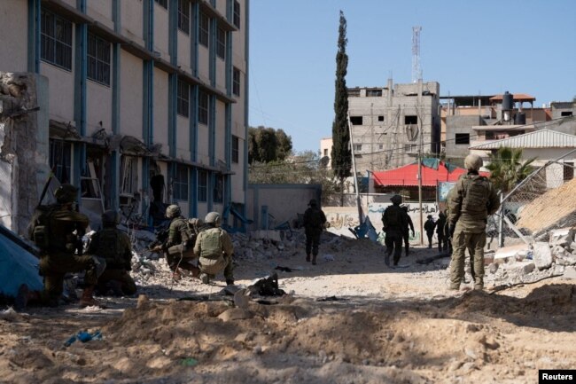 Tentara Israel beroperasi di lokasi yang disebut sebagai Rumah Sakit Nasser di Gaza. (Foto: via Reuters)