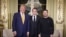 El presidente de Francia, Emmanuel Macron (centro), el presidente electo de Estados Unidos, Donald Trump (izquierda), y al presidente de Ucrania, Volodymyr Zelenskyy, posan antes de una reunión en el Palacio Presidencial del Elíseo en París el 7 de diciembre de 2024.