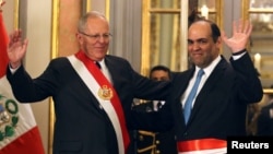 Peru's President Pedro Pablo Kuczynski (L) and new Economy Minister Fernando Zavala wave to the audience during the swearing-in ceremony at the government palace in Lima, Peru, June 23, 2017. 