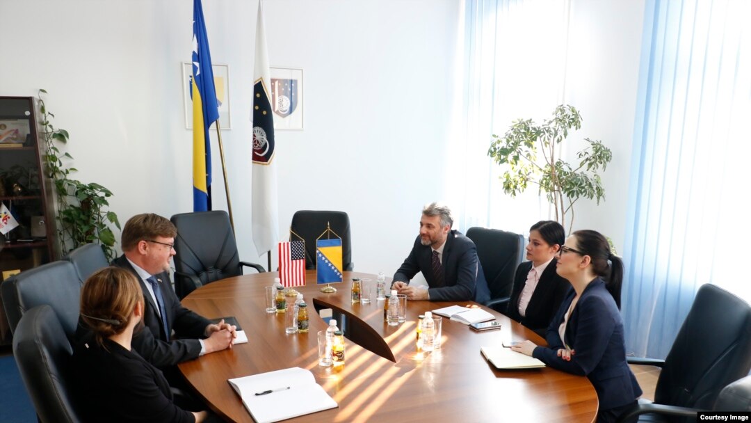 Direktor Biroa za borbu protiv međunarodne trgovine narkoticima i provođenje zakona (INL) pri Ambasadi Sjedinjenih Američkih Država Benjamin A. Rockwell sa predsjedavajućom Skupštine Kantona Sarajevo Danijelom Kristić, premijerom Edinom Fortom i ministric