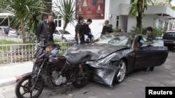 Mobil Ferrari yang menabrak polisi ditemukan di rumah pendiri perusahaan Red Bull, Chaleo Yoovidhaya di Bangkok. (Foto: Reuters)