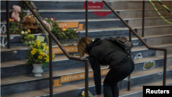 Una residente de Tisdale deja flores en honor a las víctimas del equipo de hockey sobre hielo Humboldt Broncos en el estadio Edgar Peterson Arena en la provincia de Saskatchewan, Canadá. Abril 7, 2018. REUTERS/Matt Smith