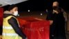 Premijer Crne Gore Zdravko Krivokapić i premijerka Srbije Ana Brnabić na aerodromu u Podgorici (Foto: REUTERS/Stevo Vasiljevic)