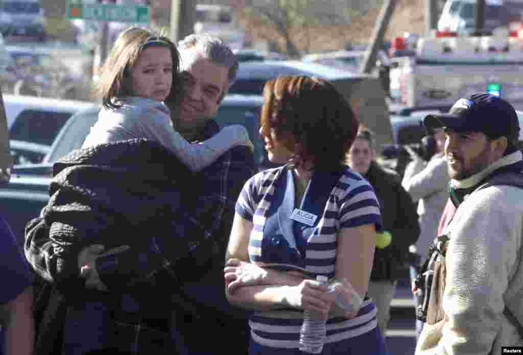 Los padres de familia llegaron en masa a recoger a sus hijos que fueron evacuados dos horas despu&eacute;s del tiroteo. 