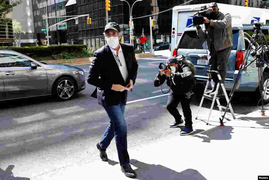 Michael Cohen, the former personal lawyer for American President Donald Trump, arrives at his Manhattan home after being released from federal prison. He will serve the remainder of sentence from his home in New York City.