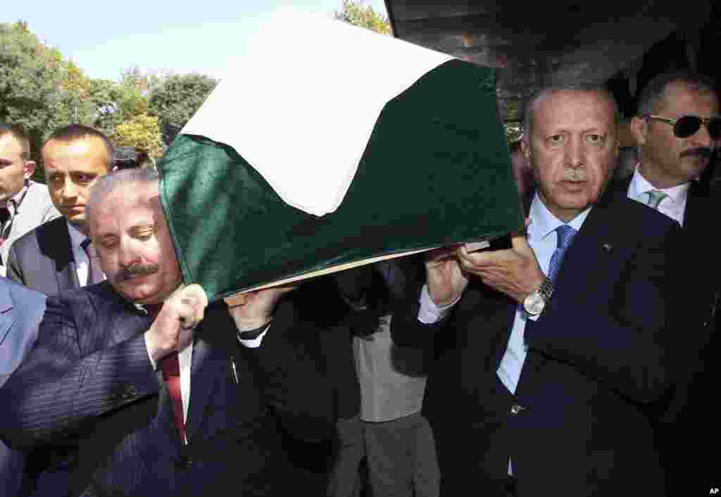 رجب طیب اردوغان زیر تابوت یک نویسنده زن را گرفته است. این زن از نویسنده های اسلامی ترکیه بود که به حزب اردوغان نزدیک بود.&nbsp;