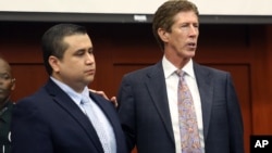 George Zimmerman y su abogado, Mark O'Mara, durante los argumentos finales del juicio en su contra.