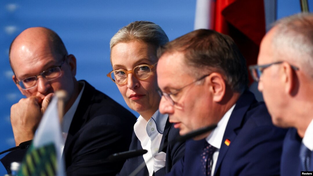 2 Eylül 2024 - AfD eş liderleri Alice Weidel (soldan ikinci) ve Tino Chrupalla (sağdan ikinci) ile partinin Saksonya adayı Jörg Urban (sağda) ve Thüringen adayı Stefan Möller, bu eyaletlerdeki bölgesel seçimlerden bir gün sonra Berlin'de basın toplantısı düzenledi.