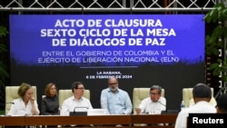 El representante del ELN, Pablo Beltrán, habla durante la sexta ronda de diálogos de paz entre el gobierno de Colombia y el Ejército de Liberación Nacional, acompañado por autoridades de los gobiernos de Colombia y Cuba, en la Habana, el 6 de febrero de 2024.