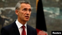 Sekretaris Jenderal NATO Jens Stoltenberg memberikan keterangan pers di Kabul, Afghanistan Kamis (6/11).