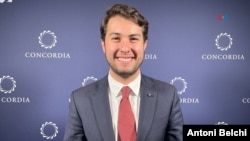 Daniel Del Valle, presidente del Consejo Asesor de Juventud de ONU Habitat y exembajador del Organismo Internacional de Juventud ante las Naciones Unidas, posa para la Voz de América desde el foro Concordia en Nueva York el 25 de septiembre de 2024.