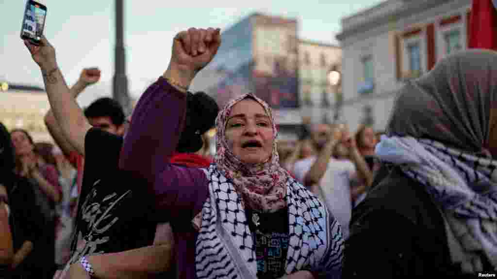 Una mujer alza su brazo en señal de solidaridad, durante una protesta por la escalada del conflicto entre Israel y Hezbolá y para pedir el fin de las operaciones militares en la Franja de Gaza y Cisjordania, en Madrid, España, el 5 de ocubre de 2024.