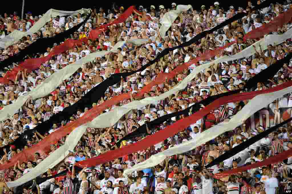 Para pendukung klub Sao Paulo, Brazil memberikan semangat saat klub tuan rumah melawan klub Ponte Preta di stadion Morumbi, Sao Paulo. 