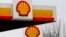 ARCHIVO - Letreros en una gasolinera Shell en Londres, el 2 de febrero de 2023. AP