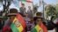 Seguidores del presidente de Bolivia, Evo Morales, ondean banderas y carteles por la visita del mandatario iraní, Mahmud Ahmadinejad.