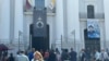 Venezolanos se concentran en las inmediaciones de la iglesia en la que reposan los restos del beato venezolano, José Gregorio Hernández, luego de que el papa Francisco aprobó su canonización, el 25 de febrero de 2025. 