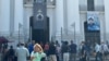 Venezolanos se concentran en las inmediaciones de la iglesia en la que reposan los restos del beato venezolano, José Gregorio Hernández, luego de que el papa Francisco aprobó su canonización, el 25 de febrero de 2025. 