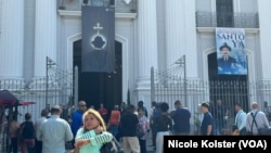 Venezolanos se concentran en las inmediaciones de la iglesia en la que reposan los restos del beato venezolano, José Gregorio Hernández, luego de que el papa Francisco aprobó su canonización, el 25 de febrero de 2025. 