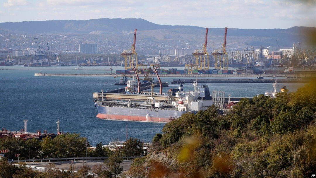 Tanker za naftu je usidren u kompleksu Sheskharis, koji je dio Chernomortransneft JSC, podružnice Transneft PJSC, u Novorosijsku, Rusija, 11. oktobra 2022.