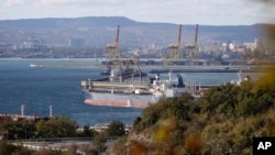 Tanker za naftu je usidren u kompleksu Sheskharis, koji je dio Chernomortransneft JSC, podružnice Transneft PJSC, u Novorosijsku, Rusija, 11. oktobra 2022.