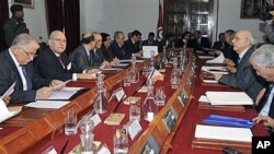 ປະທານາທິບໍດີຕູນີເຊຍທ່ານ Fouad Mebazaa (ຜູ້ທີສອງແຖວຊ້າຍ) ເປັນປະທານເປີດກອງປະຊຸມຄະນະ
ລັດຖະບານໃນວັນພຸດ ທີ 20 ມັງກອນ 2011 ຊຶ່ງເປັນຄັ້ງທໍາອິດນັບແຕ່ອະດີດປະທານາທິບໍດີ​ Zine El Abidine Ben Ali ທີ່​ໄດ້​ຖືກ​ໂຄ່ນ​ລົ້ມນັ້ນໄດ້ອອກ​ຈາກຕຳແໜ່ງໄປ