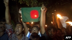 Mantan warga India di wilayah di Dasiarchhara, Kurigram, Bangladesh, merayakan kesepakatan kedua negara yang mengakhiri ketidakjelasan wilayah bagi mereka yang tinggal perbatasan (1/8).