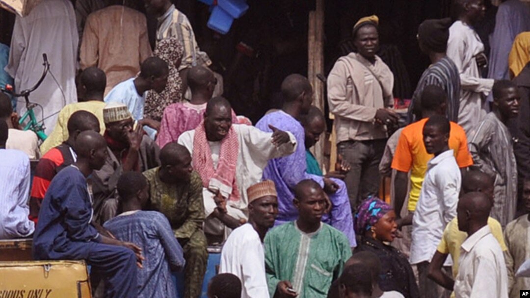 Tentara Nigeria, kiri, berpatroli di pasar setempat, Selasa, 27 Januari 2015, setelah kekerasan yang baru-baru ini terjadi di wilayah Maiduguri.