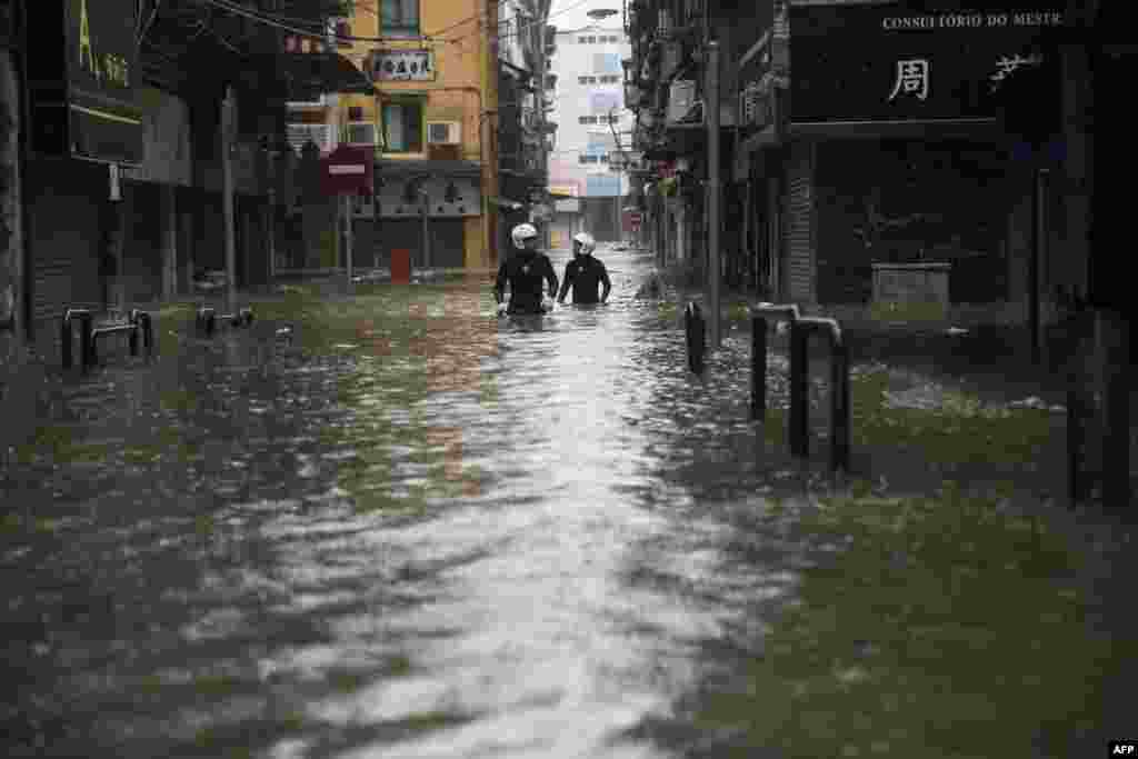 2018年9月16日，澳门遭遇超强台风山竹，救援人员在行动中穿越街上洪水。