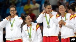 Members of the Spain basketball team celebrate with their silver medals following a women's gold medal basketball game against the United States at the 2016 Summer Olympics in Rio de Janeiro, Brazil, Aug. 20, 2016. 