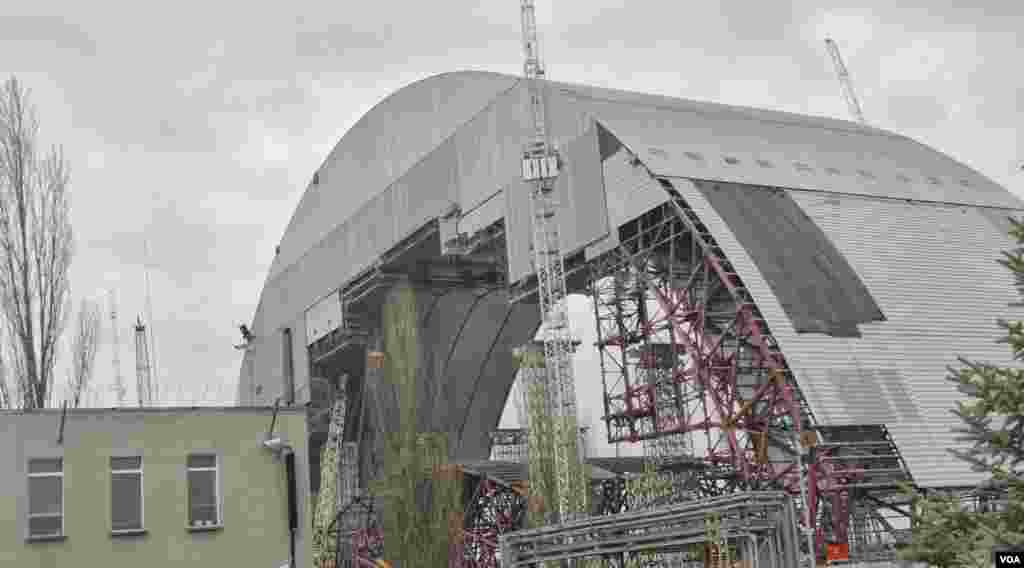 A new sarcophagus (show under construction in 2014), the world's largest movable object, is to be placed over the Chernobyl plant in 2017, March 20, 2014. (S. Herman/VOA)