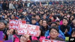 Participants of a rally protesting a US-South Korea free trade pact and G20 summit to be held this week, Seoul, 7 November 2010