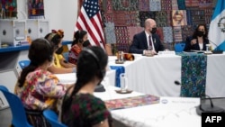 En la foto de archivo la vicepresidenta Kamala Harris y el embajador de EE. UU. en Guatemala, William Popp, participan en un evento de mujeres innovadoras y emprendedoras en Ciudad de Guatemala, el 7 de junio de 2021.