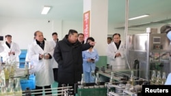 지난 2025년 1월 북한 재령군에서 김정은 북한 국무위원장이 지방공업공장을 방문하는 모습 (자료사진)