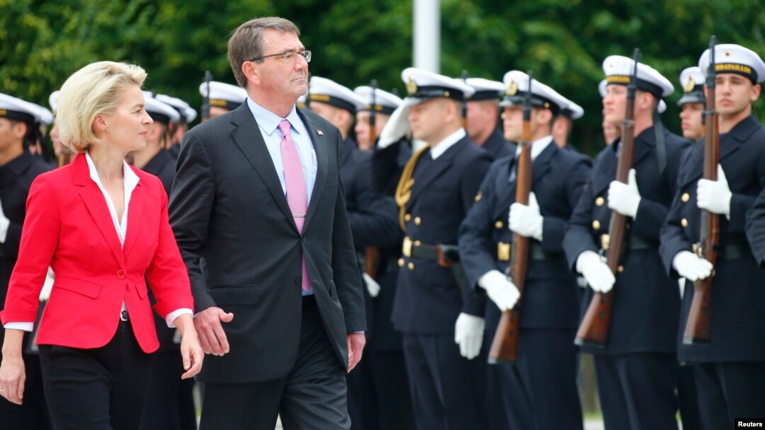 Bộ trưởng Quốc phòng Đức Ursual von der Leyen và Bộ trưởng Quốc phòng Mỹ Ashton Carter duyệt hàng quân danh dự trong một buổi lễ chào đón tại Bộ Quốc phòng ở Berlin, ngày 22/6/2015.