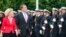 AQSh va Germaniya mudofaa vazirlari Eshton Karter (o'ngda) va Ursual fon der Leyen Berlinda, 22-iyun, 2015-yil