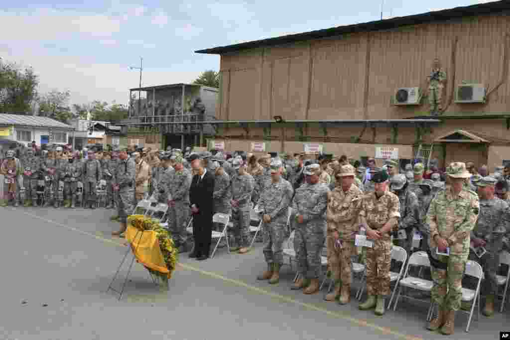 Fòs Ameriken yo ak fòs Òganizasyon Trete Atlantik Nò a LOTAN kap obsève yon moman silans pandan seremoni pou make Memorial Day la nan baz U.S Camp Eggers nan Kaboul, Afganistan, 26 me 2008.