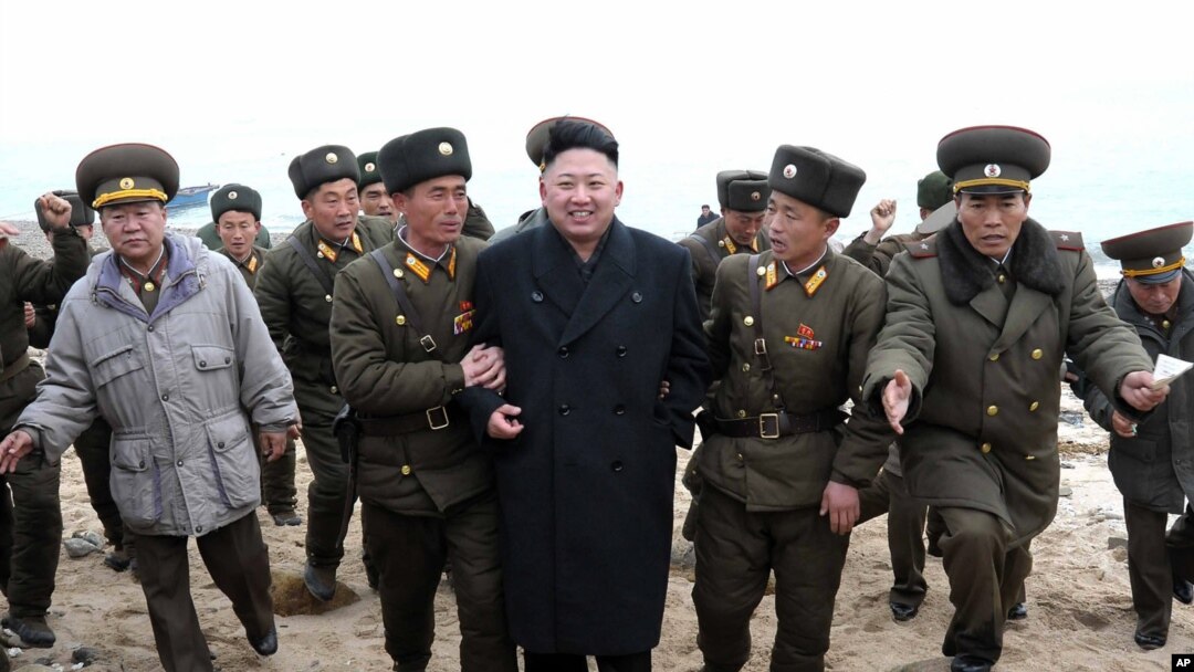 Severnokorejski lider Kim Džon Un okružen vojskom 