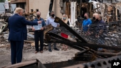 El presidente Donald Trump inspecciona los destrozos en las calles de Kenosha, Wisconsin, después de una semana de protestas.